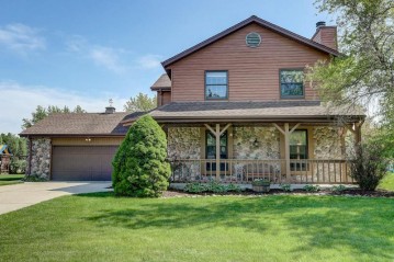 8509 W Beacon Hill Dr, Franklin, WI 53132-8991