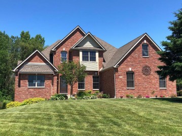 520 Pheasant Ridge Ln, Fontana, WI 53125-1489