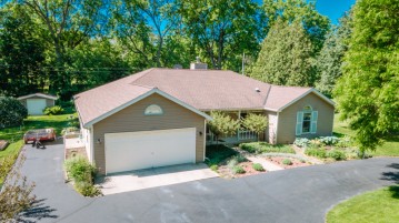 15835 Brookhill Dr, Brookfield, WI 53005-2272