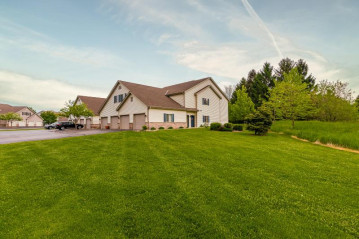 2183 Pine Ridge Ct H, Grafton, WI 53024-2598