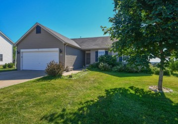 517 Autumn Crest Dr, Watertown, WI 53094-5916