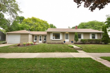 530 E Courtland Pl, Whitefish Bay, WI 53211-1007