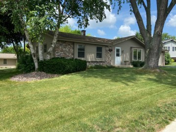 102 Gordon Ct, Mukwonago, WI 53149-1708