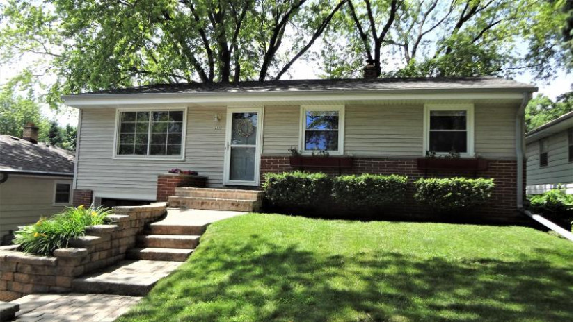 257 N 115th St Wauwatosa, WI 53226 by Buyers Vantage $239,900