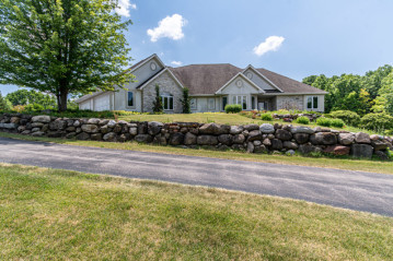 W328S8915 South Oak Tree Dr, Mukwonago, WI 53149-7805