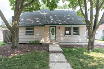 1821 Santa Barbara Dr, Waukesha, WI 53189-7627