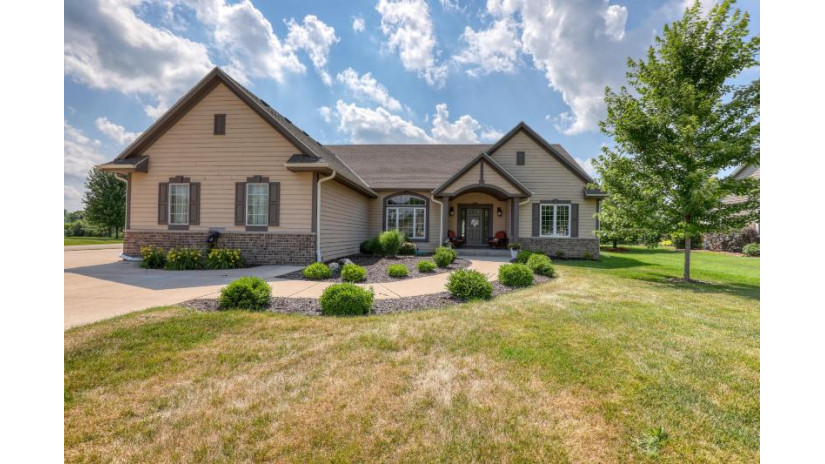 W347N5803 Foxglove Ct Oconomowoc, WI 53066 by First Weber Inc - Delafield $475,900