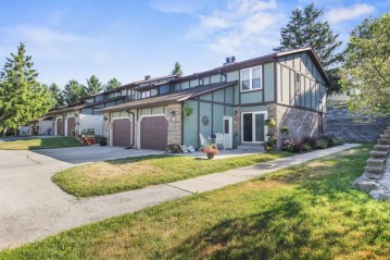 521 Hartridge Dr, Hartland, WI 53029