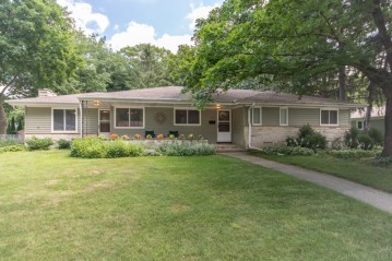 415 Downing Dr, Waukesha, WI 53186-6421