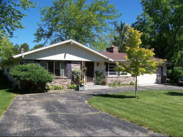 325 Summit Dr, Fredonia, WI 53021-9313