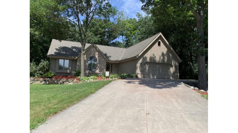 S45W25740 Red Oak Ct Waukesha, WI 53189 by NON MLS $395,000