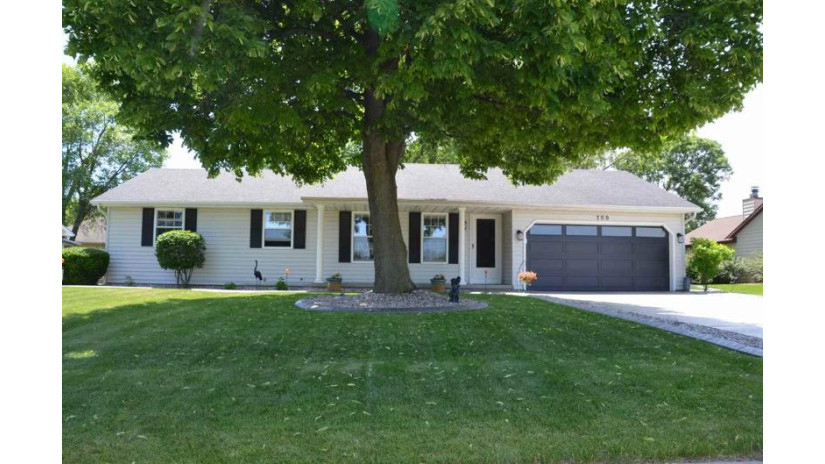 700 Longview Avenue Allouez, WI 54301 by Shorewest Realtors $194,900