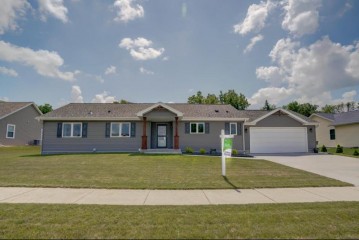 148 Natures Tr, Fall River, WI 53932