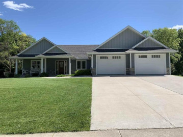 609 Bascom Hill Dr, Baraboo, WI 53913