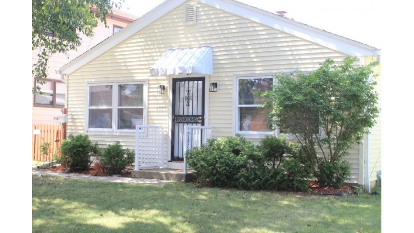 4027 N 86th St Milwaukee, WI 53222 by Shorewest Realtors $175,000