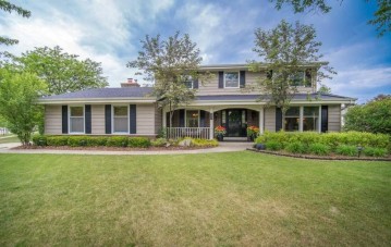 8800 Greenhill Ln, Greendale, WI 53129-1547