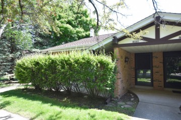 W54N167 Garfield Ct B, Cedarburg, WI 53012-2952