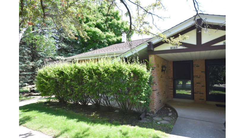 W54N167 Garfield Ct B Cedarburg, WI 53012 by Shorewest Realtors $209,900