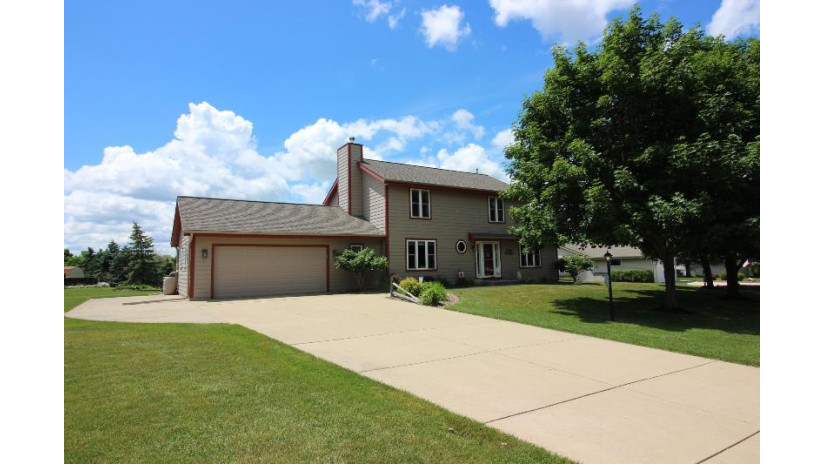 N97W16621 Chippewa Dr Germantown, WI 53022 by Venture Real Estate Group LLC $339,900