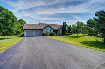 N4250 Country Club Dr, Decatur, WI 53520-9662