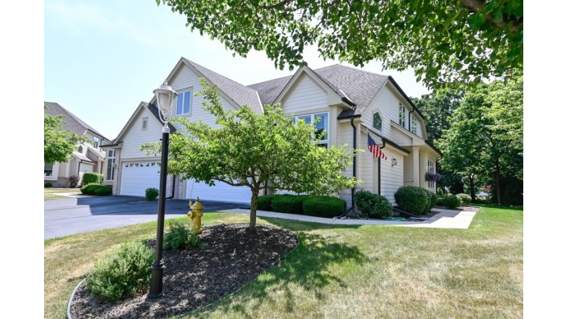 415 Meadowdale Dr Waukesha, WI 53188 by Shorewest Realtors $325,000