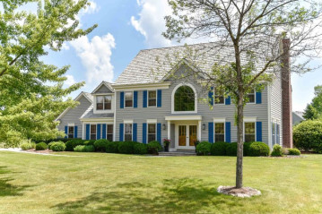 10512 N Beechwood Dr, Mequon, WI 53092-5988