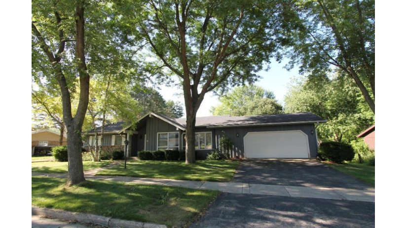 617 Viewcrest Ter Burlington, WI 53105 by Bear Realty Of Burlington $249,900