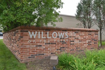 490 W Willow Ct, Fox Point, WI 53217-2654