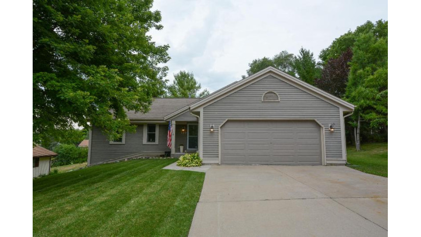 420 Lindenwood Dr Hartland, WI 53029 by RE/MAX Realty Center $365,000