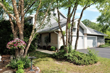 14230 Waterford Square Dr, New Berlin, WI 53151