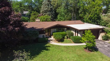 2210 W Applewood Ln, Glendale, WI 53209-2108