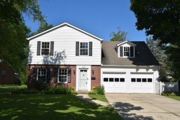 822 Highlandview Dr, West Bend, WI 53095-3824