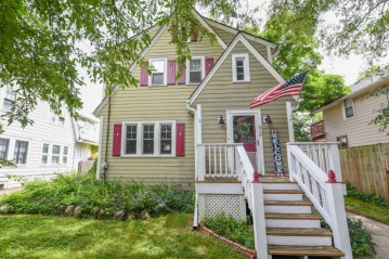 515 Bethesda Ct, Waukesha, WI 53186-4577