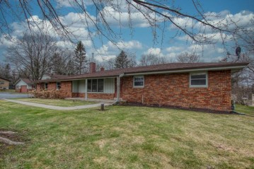 1029 Nagawicka St B-1, Delafield, WI 53018-1638