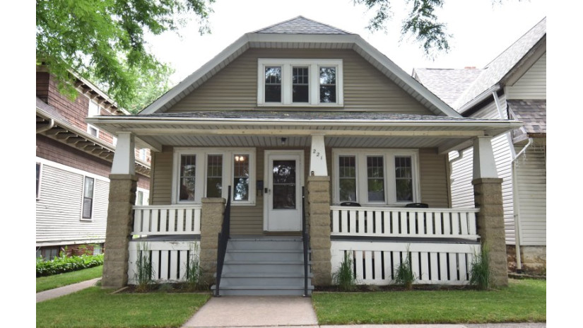 221 E Oklahoma Ave Milwaukee, WI 53207 by Shorewest Realtors $235,000