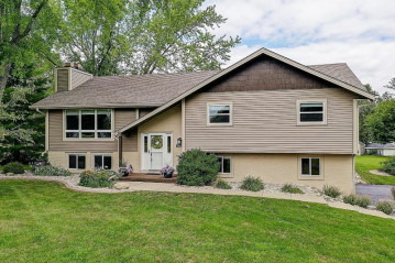 N90W20682 Scenic Dr, Menomonee Falls, WI 53051-1117