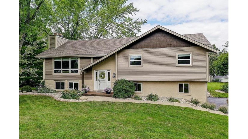 N90W20682 Scenic Dr Menomonee Falls, WI 53051 by Steel Horse Realtor LLC $409,000