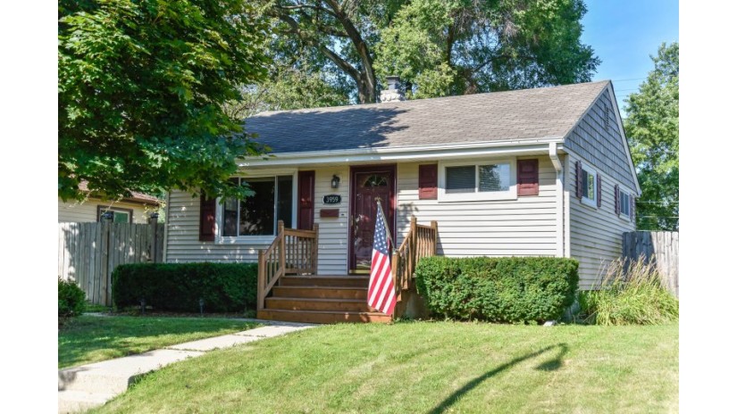 3959 S 50th St Milwaukee, WI 53220 by Shorewest Realtors $143,900