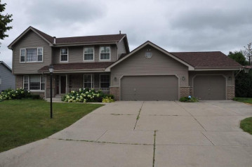 8521 W Lake Pointe Dr, Franklin, WI 53132-8574