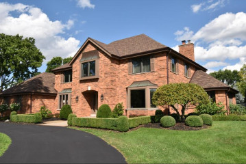 2360 Woodberry Ct, Brookfield, WI 53045-4251