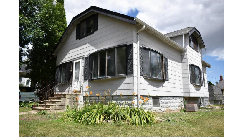 2186 S 86th St West Allis, WI 53227 by TerraNova Real Estate $79,900