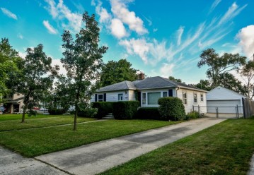 1322 Hillside Dr, Waukesha, WI 53186-8110