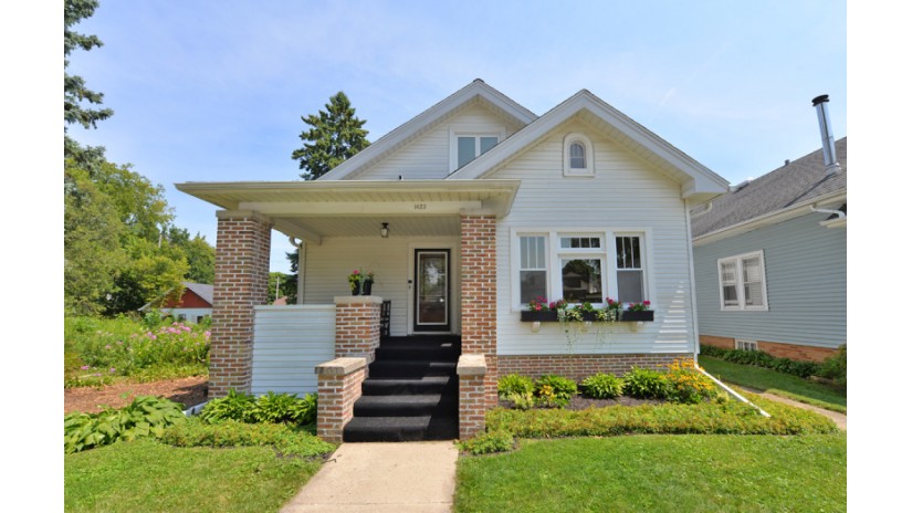 1423 Monroe Ave Racine, WI 53405 by Shorewest Realtors $149,900