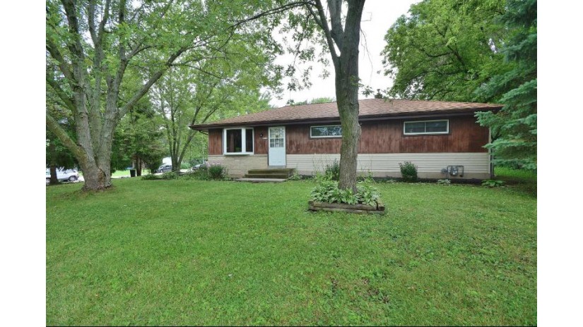 7132 W Squire Ave Greenfield, WI 53220 by First Weber Inc- Greenfield $215,000