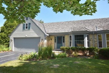 10340 N Westport Cir, Mequon, WI 53092-5737