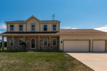 527 Hickory St, Belgium, WI 53004-9445