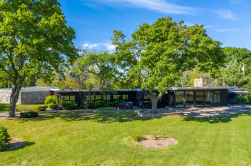 3903 W Mequon Rd, Mequon, WI 53092-2727