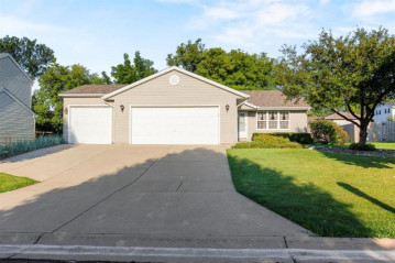 6845 S Crane Dr, Oak Creek, WI 53154-1671