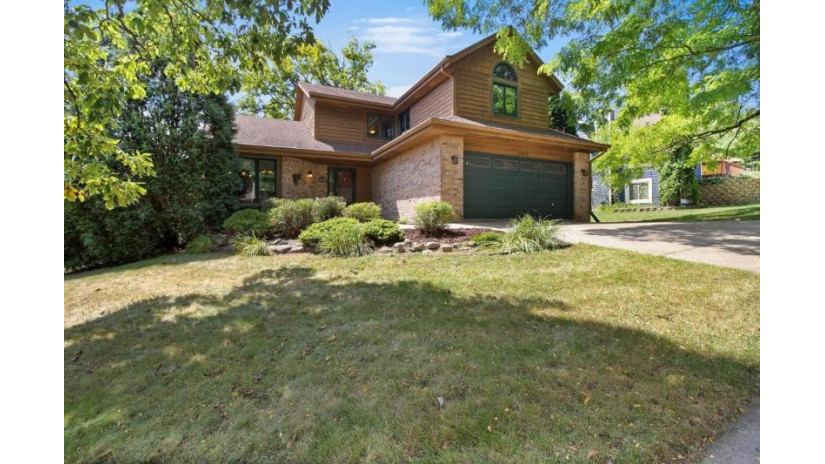 1007 Larchmont Dr Waukesha, WI 53186 by Green Earth Realty $325,000