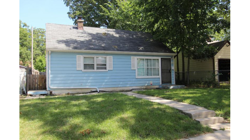 5260 N 46th St Milwaukee, WI 53218 by HomeWire Realty $49,900